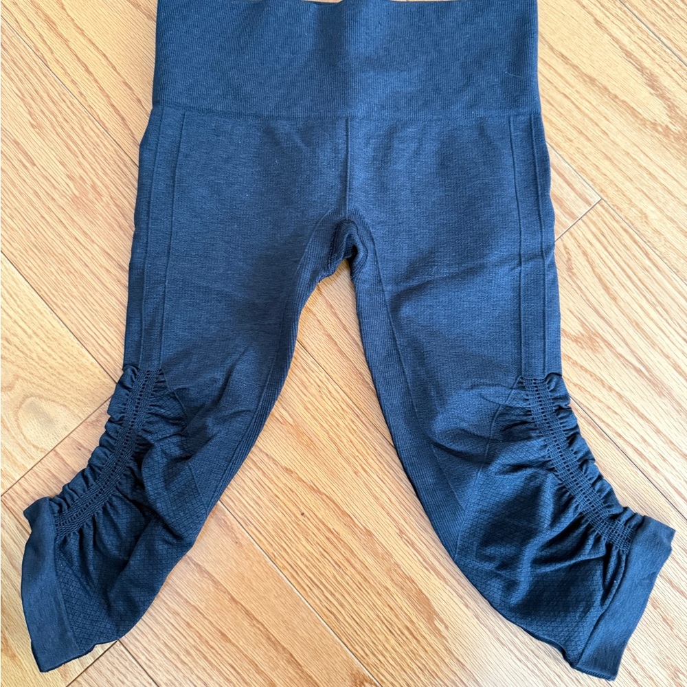 Lululemon Black Ruched Crop Leggings – Size 4